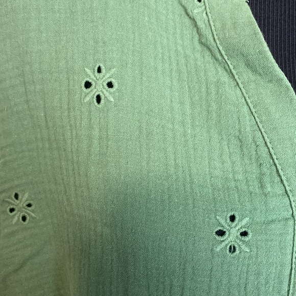 King Universal Eyelet Gauze Green Top 100% Cotton Sz L NWT Long to 3/4 Sleeve - Picture 3 of 6